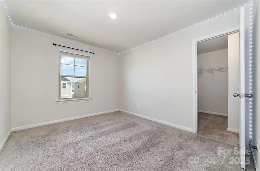 Building Photo - Room in House on Eastcott Ave