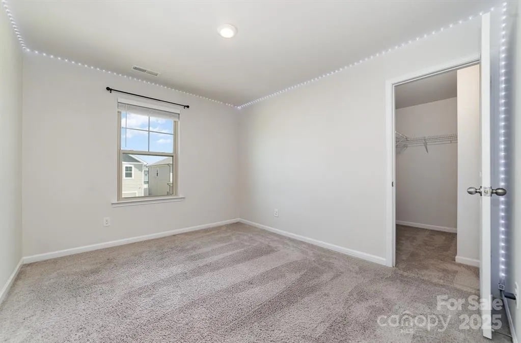 Building Photo - Room in House on Eastcott Ave