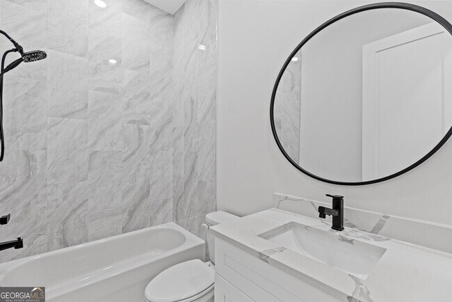 Building Photo - 555 Versailles Dr