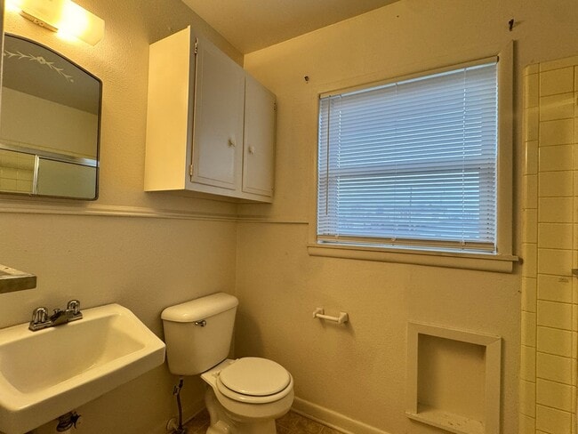 Building Photo - 503 S Fannin Ave