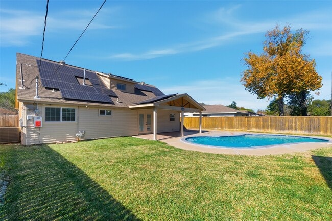 Building Photo - 5818 Chinaberry Dr