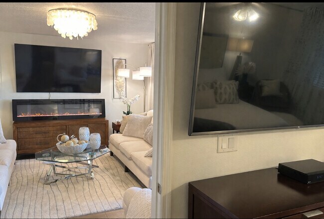 Building Photo - 561 Casa Bella Dr