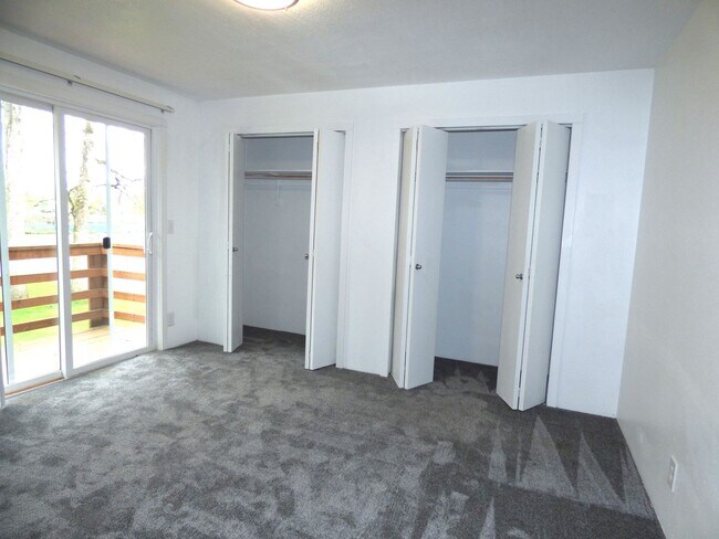 Building Photo - Rent Special: 1/2 Off June's Rent!! - 2 bed Townhome