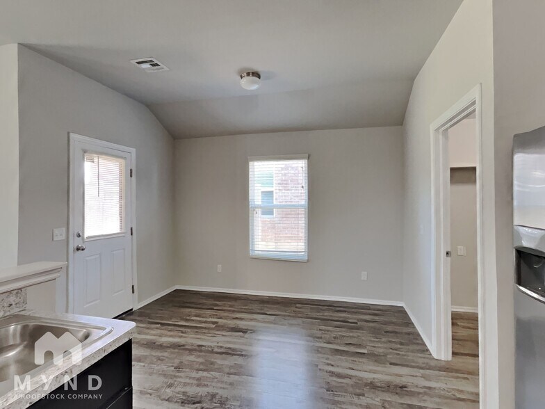 Building Photo - 1716 Lanesboro Dr