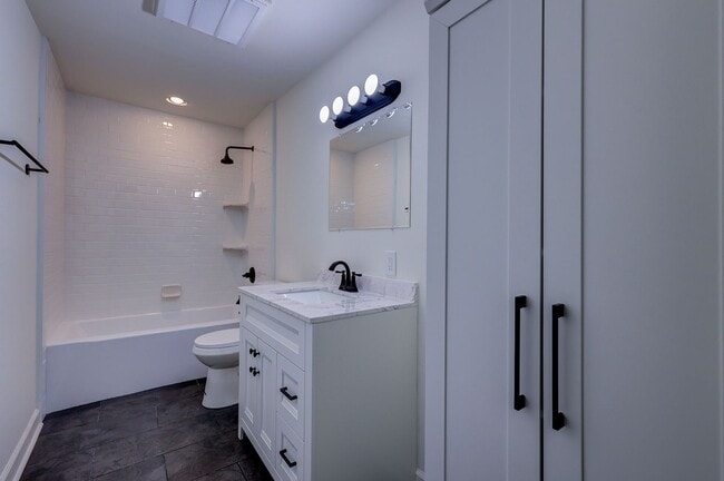 Building Photo - 3 bed 3 bath single family house