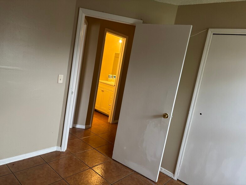 Building Photo - 11 Silver Park Cir