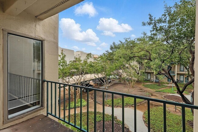 Building Photo - 3105 San Jacinto St