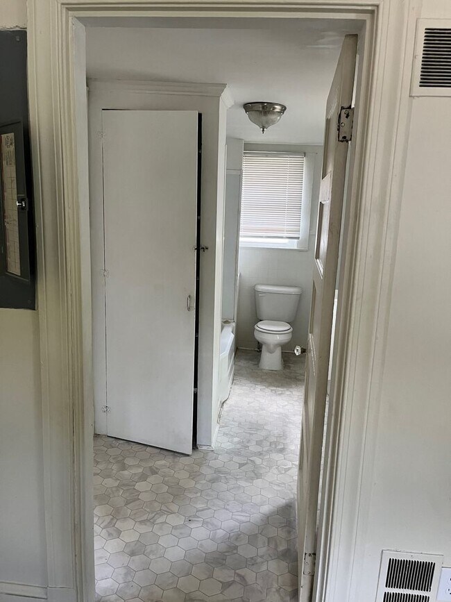Building Photo - 2 Bedroom 1 Bath House Available to Rent f...