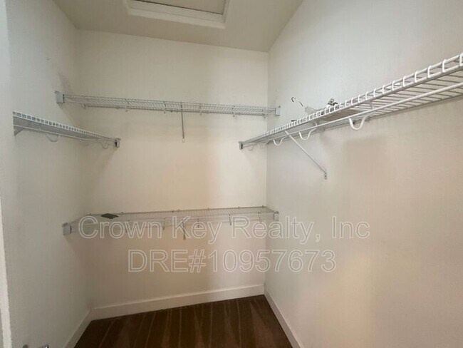 Building Photo - 546 W Campania Way