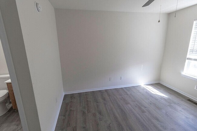 Building Photo - 5000 Derby Ridge Dr