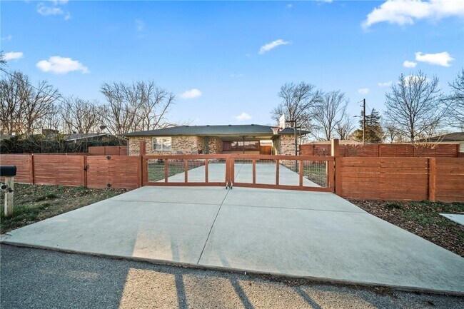 Building Photo - 1202 SW B St