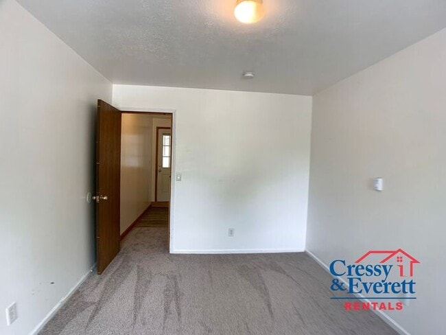 Building Photo - Upstairs 1 Bedroom Close to Downtown