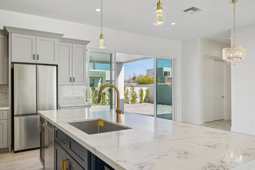 Building Photo - 910 E Roma Ave