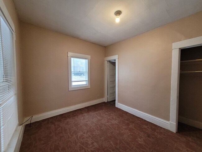Building Photo - Two Bedroom, One Bathroom Home with Washer...