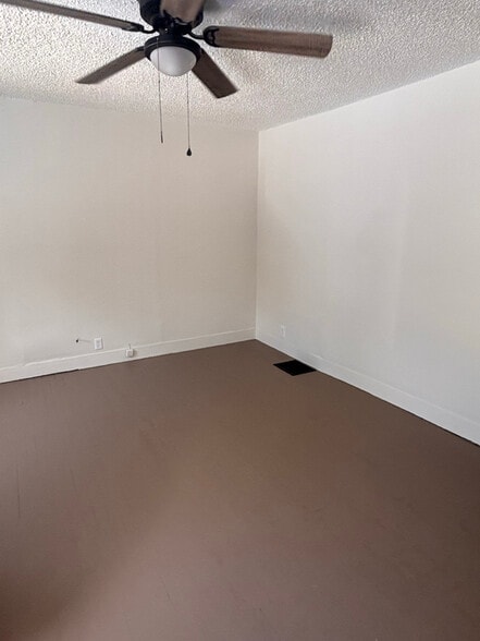 Building Photo - 110 Davis St N