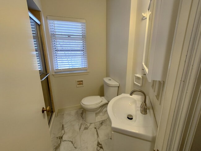 Building Photo - 3200 E Hampshire St