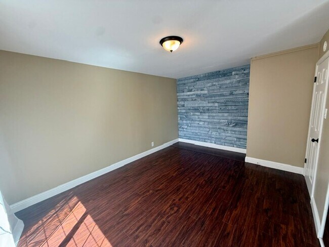 Building Photo - 411 Hiller St