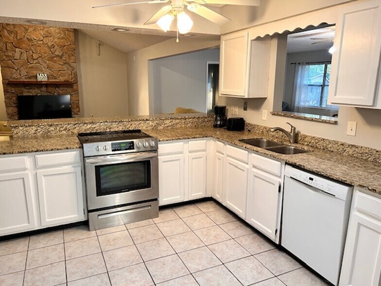 Building Photo - 4294 Tanglewilde Dr S