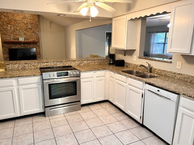 Building Photo - 4294 Tanglewilde Dr S