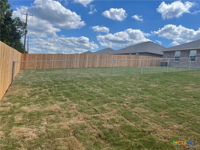 Building Photo - 547 Lost Trl