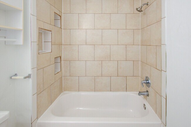 Building Photo - 6 Bed, 1.5 Bath Home in Granby School Dist...