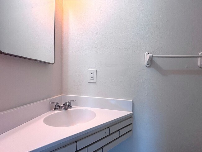 Building Photo - 3 Bedroom Townhouse with a 2 car garage and a middle courtyard area