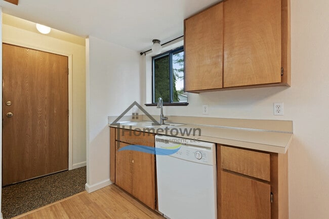 Building Photo - Great 3 Bedroom 2 Bath Duplex with Garage ...