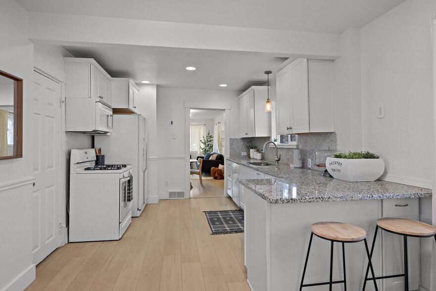 Building Photo - 370 W 400 S