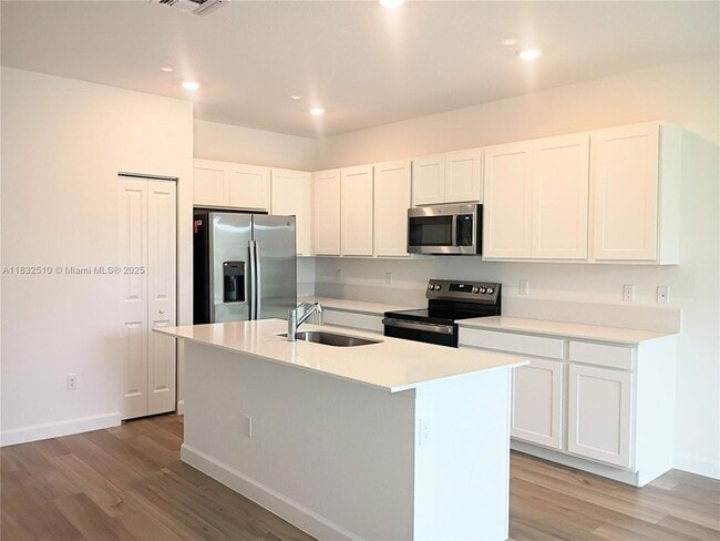 Building Photo - 329 SE Crossoak Ln