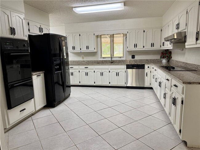 Building Photo - 28 Pine Forest Dr W