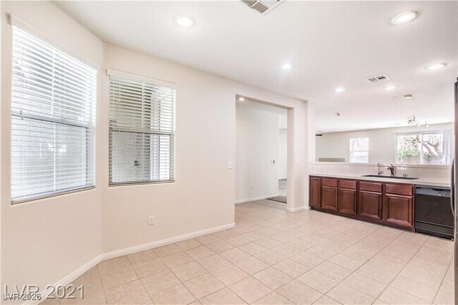 Building Photo - 2121 Silvereye Dr