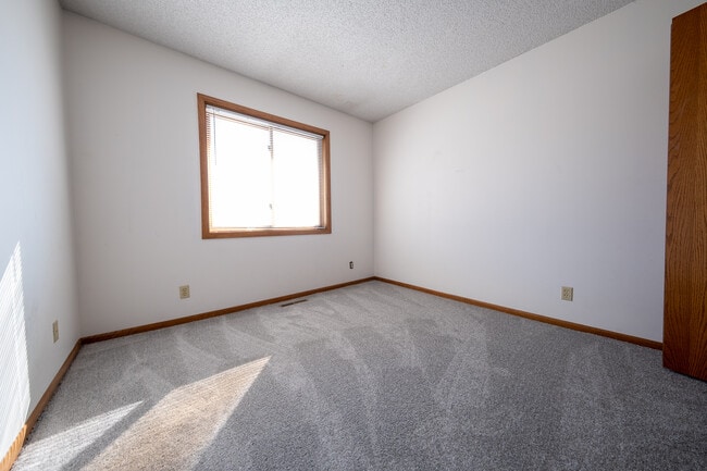Building Photo - 733 Parkside Dr