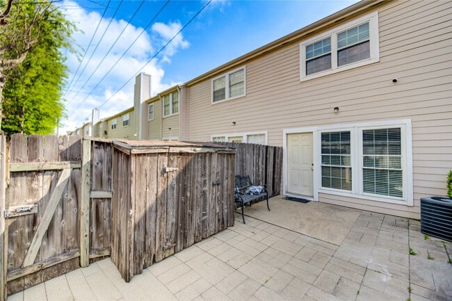 Building Photo - 2002 Gentryside Dr