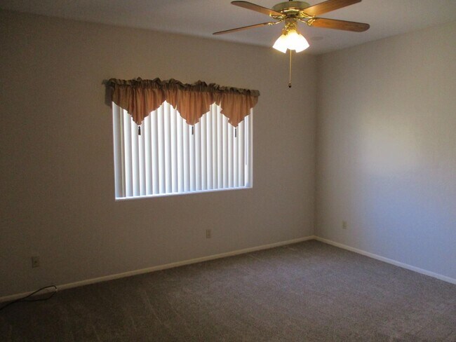 Building Photo - 4 bedroom 2.5 Bath