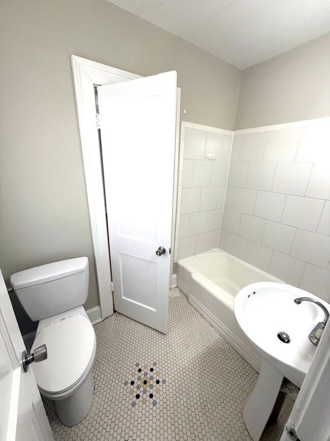 Building Photo - ** 3 Bed 2 Bath Located beside Huntingdon ** Call 334-366-9198 to schedule a self tour