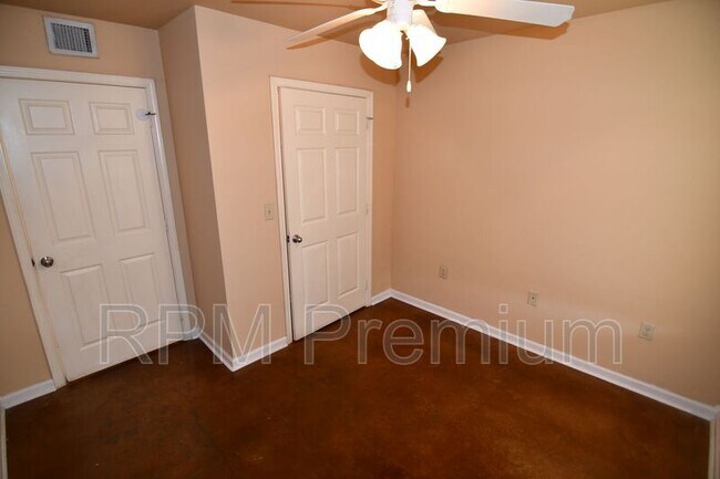 Building Photo - 5480 Spring Ln