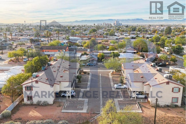 Building Photo - 3Bed/2.5Bath Townhouse at 24th St/Thomas! Move-In ready on 06/11/2026! -- NO HOA!