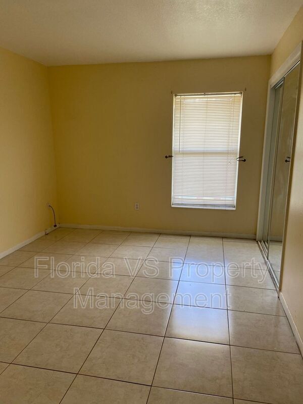 Building Photo - 925 W Oak Ridge Rd