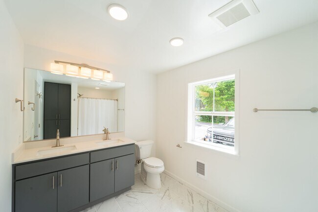 Building Photo - Newly Remodel Home in West Hills!