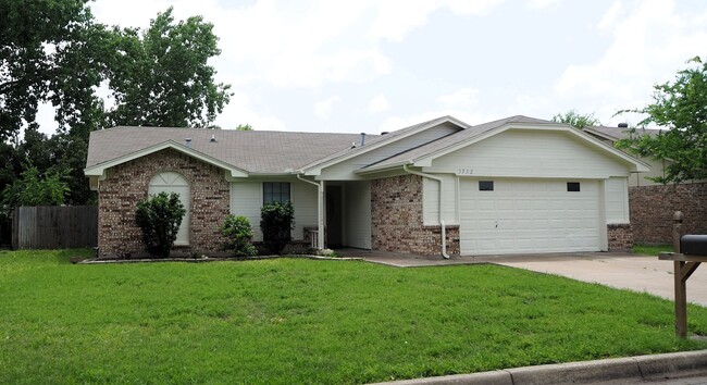 Building Photo - 3 Bed 2 Bath in Fort Worth