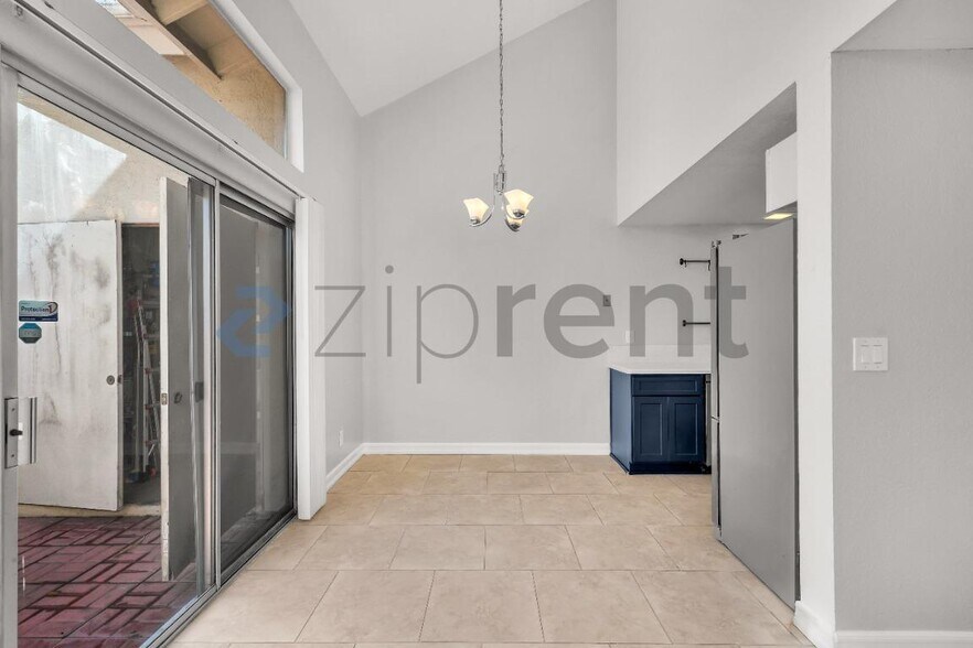 Building Photo - Unit A