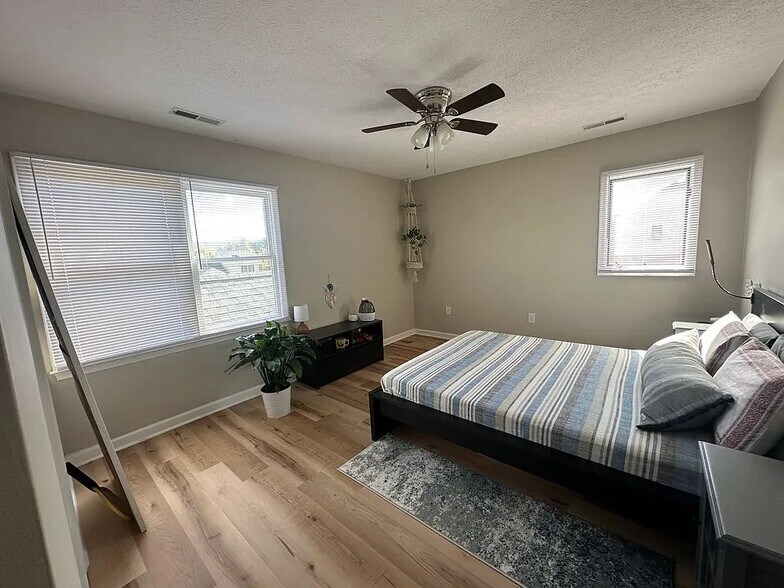 Building Photo - 2013 Mosley St