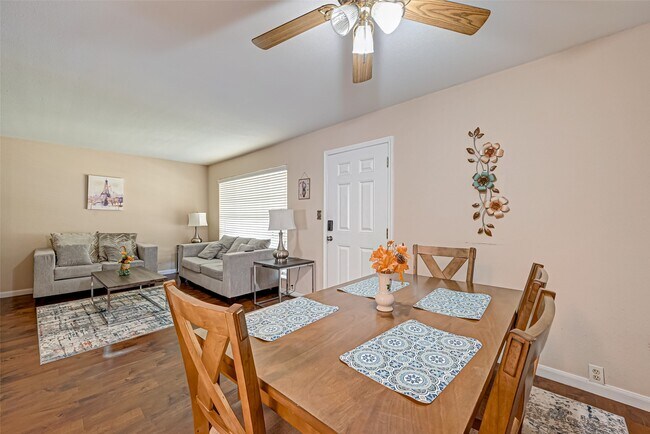 Building Photo - 2121 Fountain View Dr