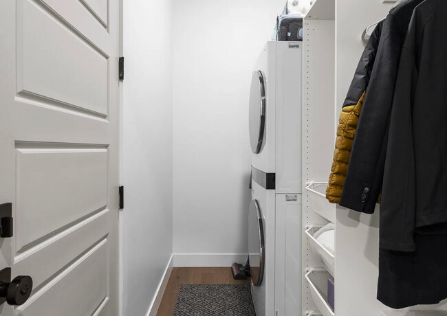 Building Photo - GORGEOUS Sandy Home!!!