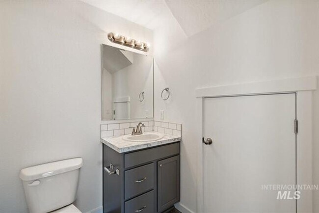 Building Photo - Adorable Townhome in South Meridian