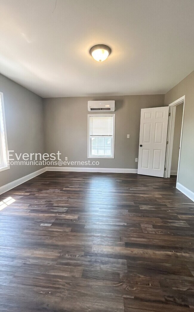 Building Photo - 2 Bed/1 Bath Condo with Modern Amenities / Vouchers Accepted / Available Now!