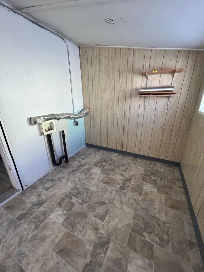 Building Photo - Charming 3 bed/1 bath country home on 5 acres with barn & small shop.