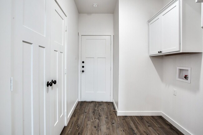 Building Photo - Luxury 2 Bedroom, 2 Bath!