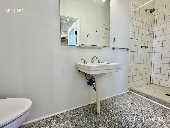 Building Photo - 1800 Central St