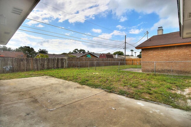 Building Photo - 2202 Saxony Dr